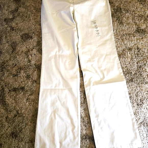 Women's Cream Dockers Sure Fit Sateen Crop Capri pants in size 6.(NWT) - Picture 5 of 6